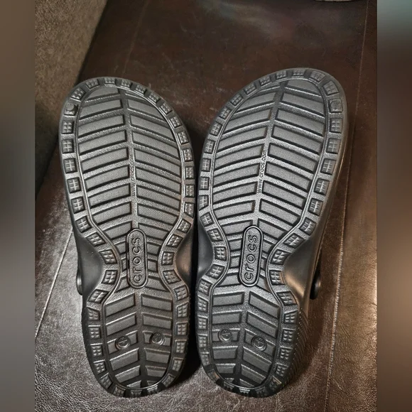 Comfortable Size 9 black Crocs brand clogs with soft fuzzy lining. NEW! - Picture 8 of 10